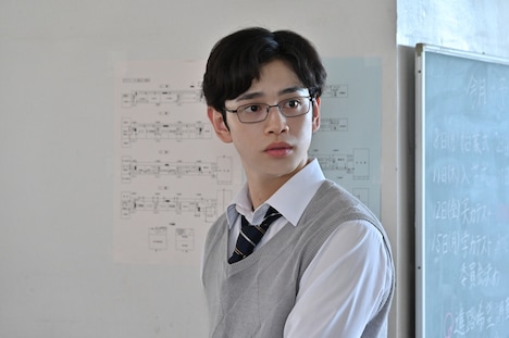 鈴木康介演じる香取。