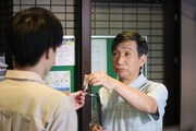 「謝罪」より、梶原善演じるマンション管理人（右）。