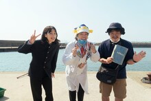 「さかなのこ」メイキング写真。左からのん、さかなクン、沖田修一。