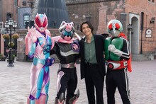 北海道会場を訪問する飯島寛騎（右から2番目）。