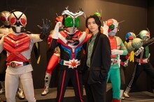 北海道会場を訪問する飯島寛騎。