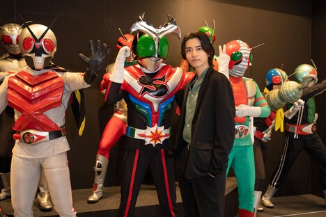 北海道会場を訪問する飯島寛騎。