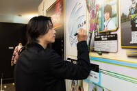 北海道会場を訪問する飯島寛騎。