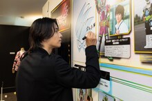 北海道会場を訪問する飯島寛騎。