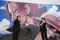 壇上で雑談する池田秀一（左）と田中真弓（右）。