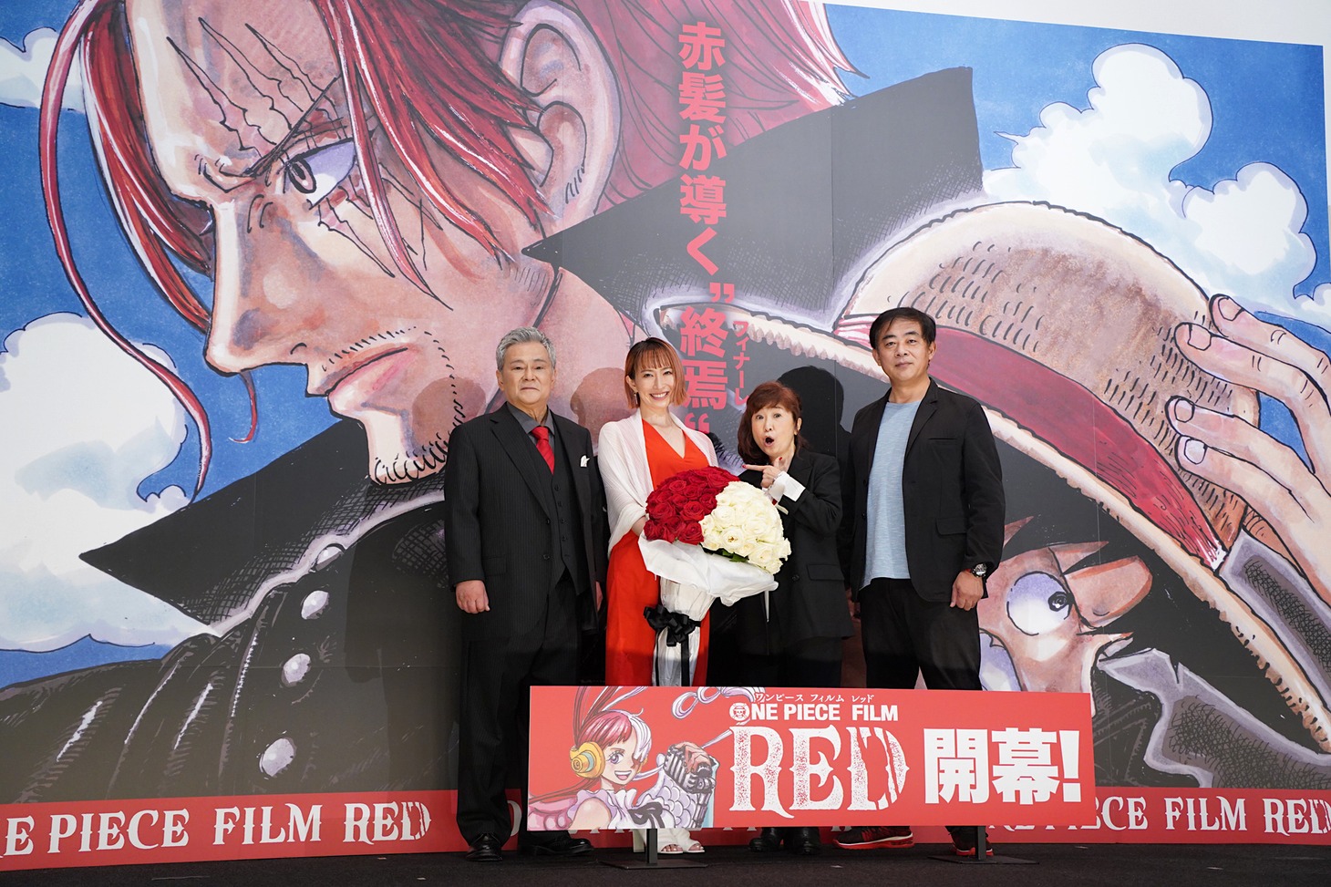 「ONE PIECE FILM RED」初日舞台挨拶の様子。左から池田秀一、名塚佳織、田中真弓、谷口悟朗監督。