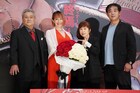 「ONE PIECE FILM RED」名塚佳織の努力を田中真弓が絶賛、池田秀一は花束でサプライズ