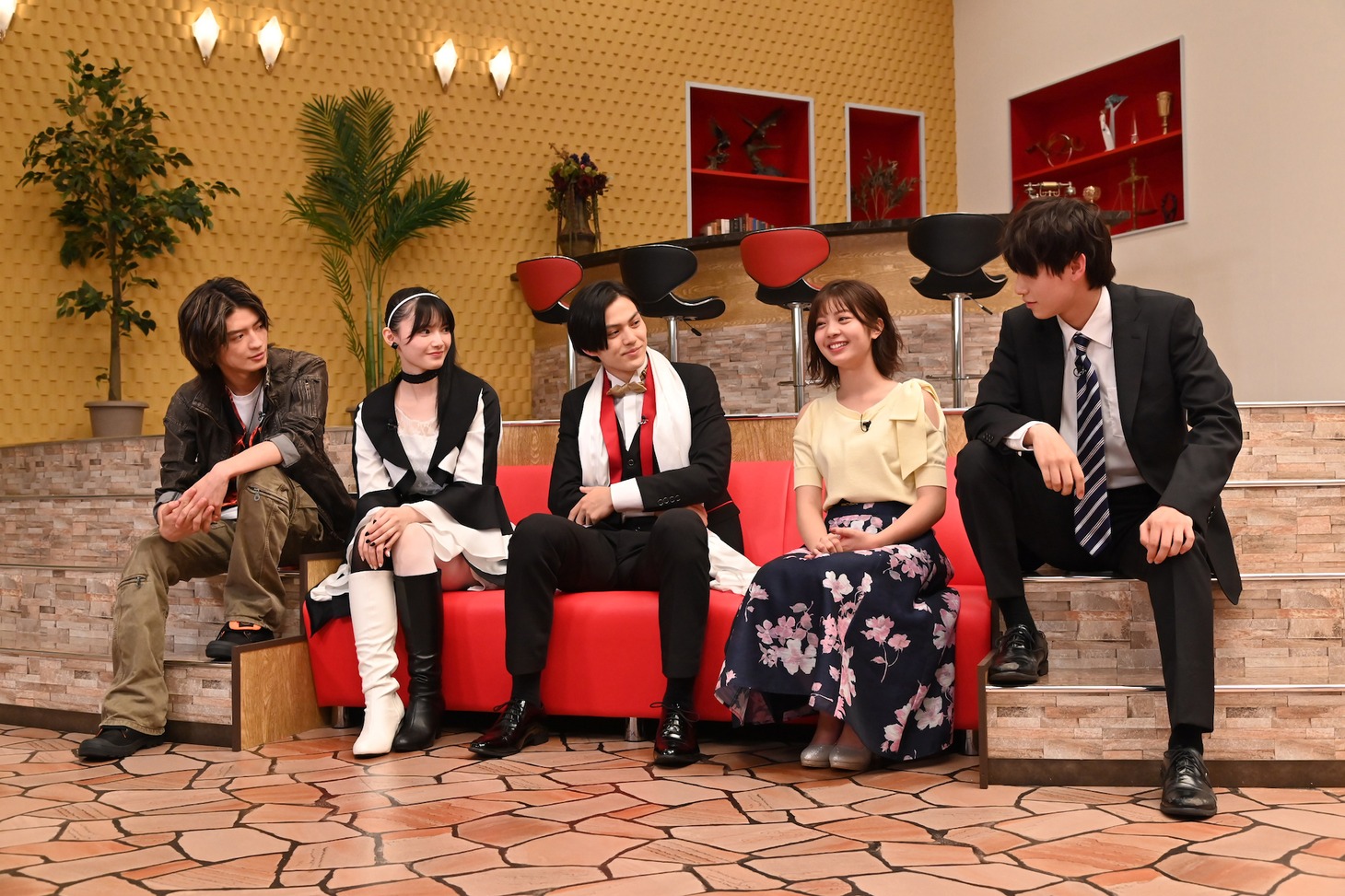 左から杢代和人、青島心、簡秀吉、星乃夢奈、佐藤瑠雅。