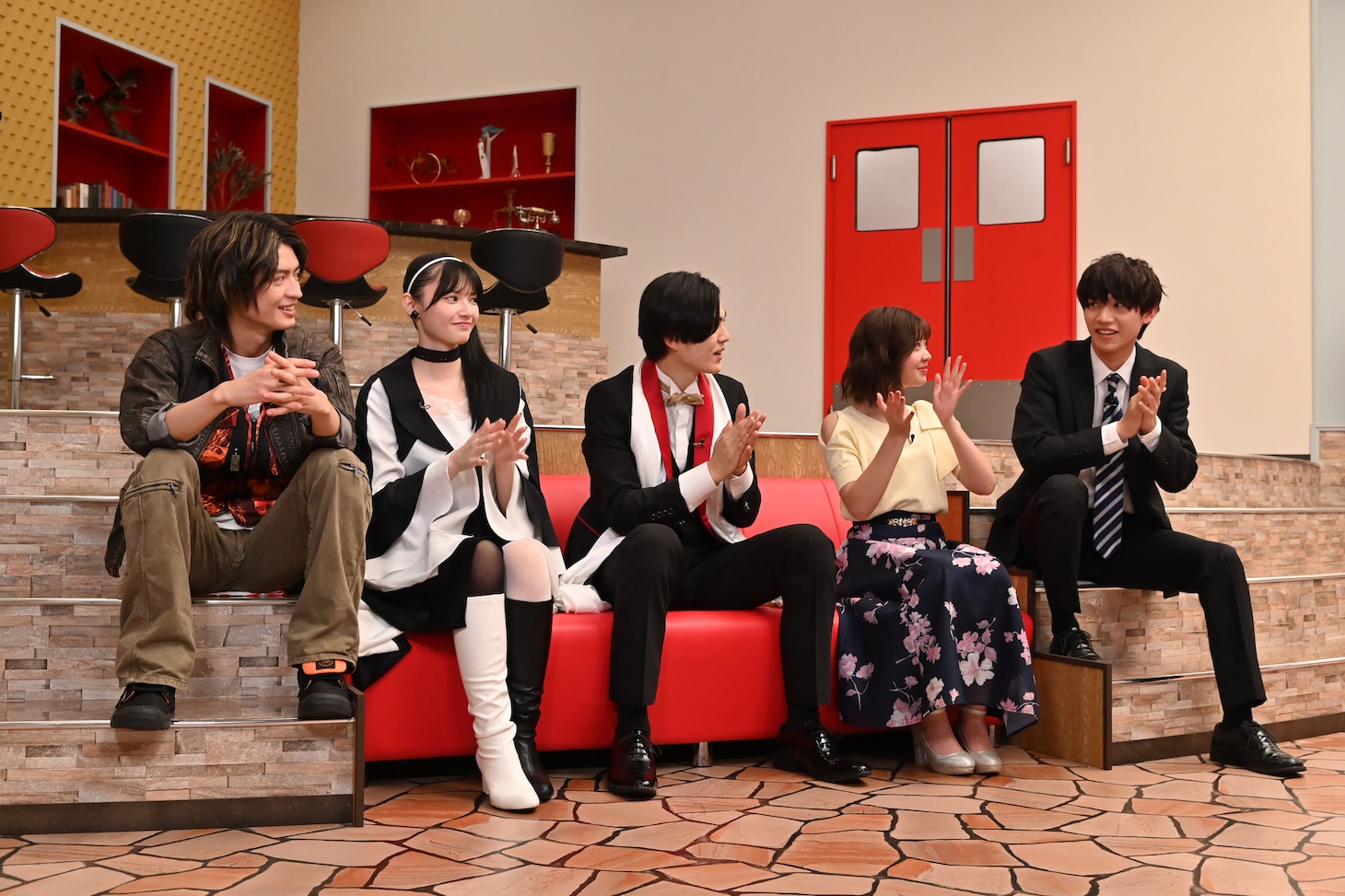 左から杢代和人、青島心、簡秀吉、星乃夢奈、佐藤瑠雅。