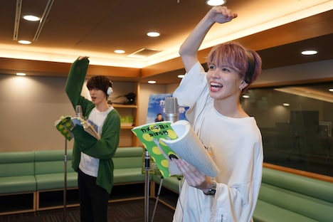 四谷真佑（奥）と栗田航兵（手前）。