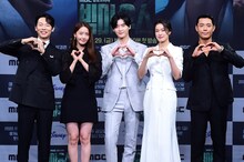 「ビッグマウス」制作発表会見にて、左からヤン・ギョンウォン、イム・ユナ、イ・ジョンソク、オク・ジャヨン、キム・ジュホン。