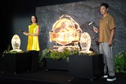 「ジュラシック・ワールド/新たなる支配者」大ヒット御礼舞台挨拶にて、左から木村佳乃、玉木宏。
