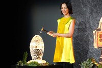 氷のオブジェの鏡開きに臨む木村佳乃。