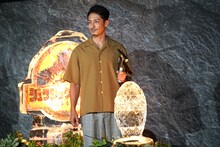 氷のオブジェの鏡開きに臨む玉木宏。