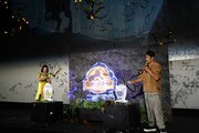 氷のオブジェで鏡開きを行う様子。