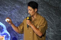 氷のオブジェから出てきた琥珀を見せる玉木宏。