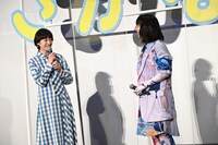 左から夏帆、のん。