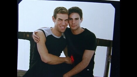 「メイクアップ・アーティスト：ケヴィン・オークイン・ストーリー」より、左からケヴィン・オークイン、夫のジェレミー・アントゥネス。