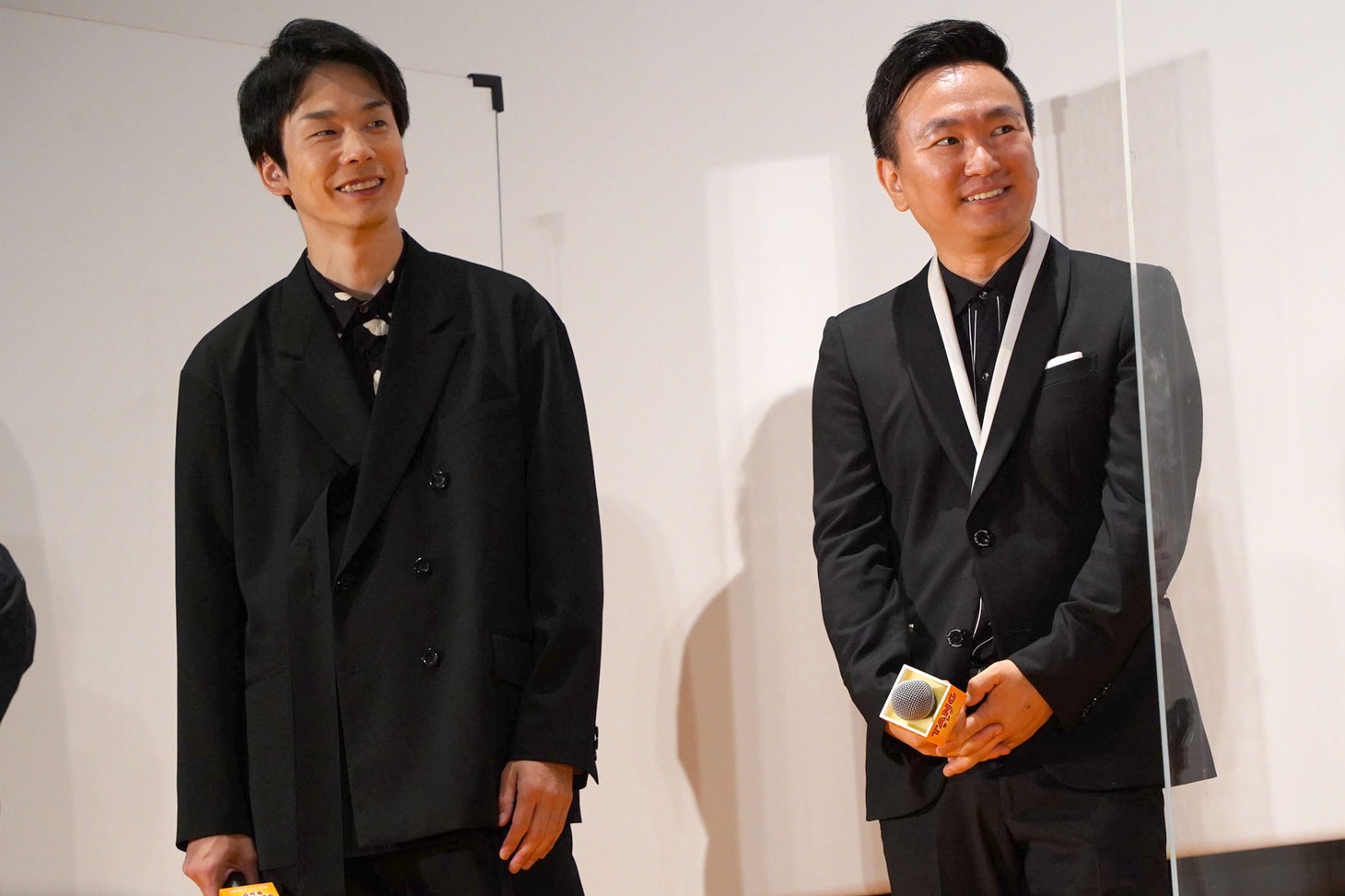 左から濱家隆一、山内健司。