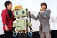 左から二宮和也、タング、満島ひかり。