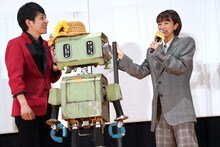 左から二宮和也、タング、満島ひかり。