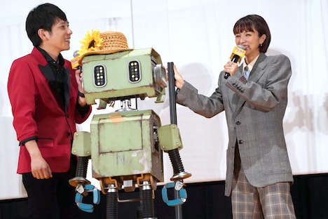 左から二宮和也、タング、満島ひかり。