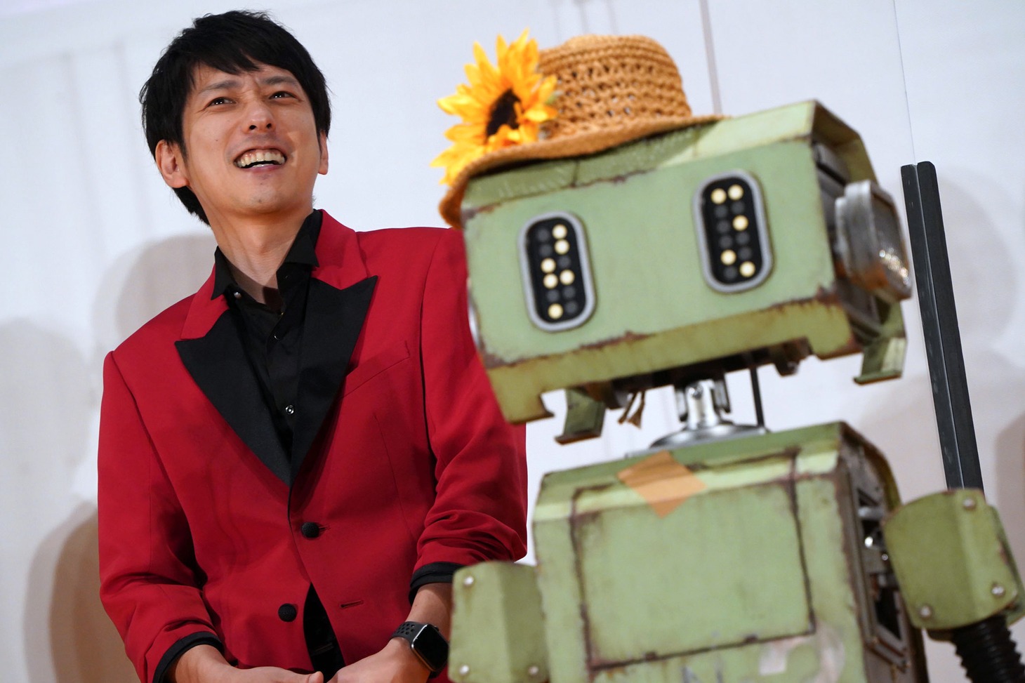 演技を褒められ得意気な表情を浮かべる二宮和也（左）。