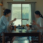 涙する岡山天音に福地桃子が顔を近づける、井樫彩監督作「あの娘は知らない」予告編