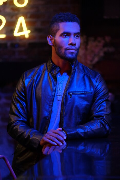 「アンユージュアル・ネイバー」より、ブランドン・サンタナ演じるタイラー。