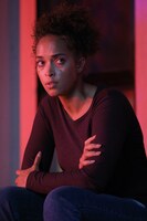 「アンユージュアル・ネイバー」より、モニーク・サイプケンス演じるヘザー。