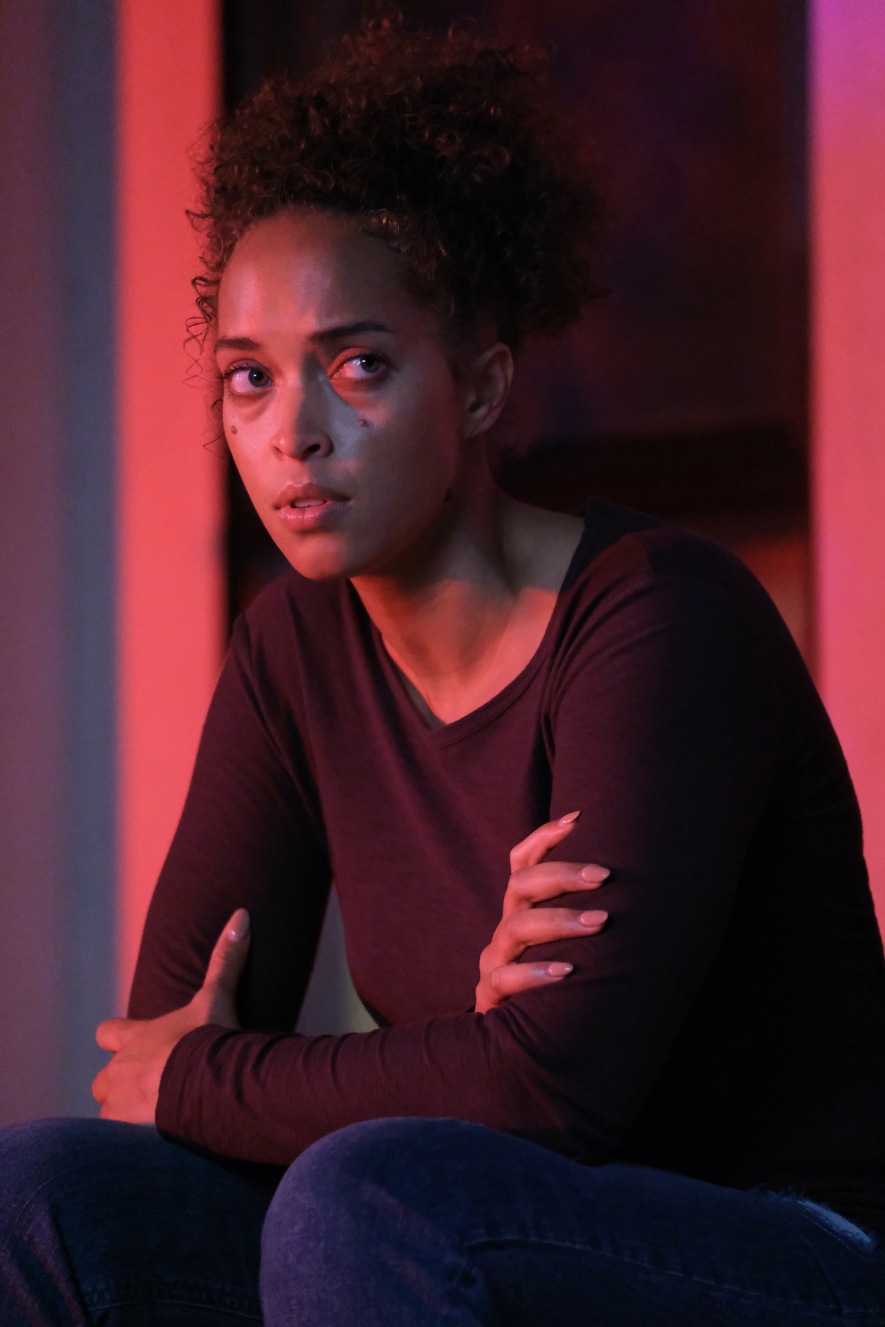 「アンユージュアル・ネイバー」より、モニーク・サイプケンス演じるヘザー。