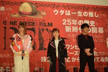 左から名塚佳織、田中真弓、津田健次郎。