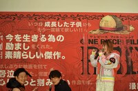 コメントを紹介する名塚佳織（右）。