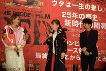 左から名塚佳織、田中真弓、津田健次郎。