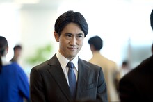 六角慎司演じる吉崎誠。