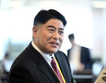 皆川猿時演じる小山田賢雄。