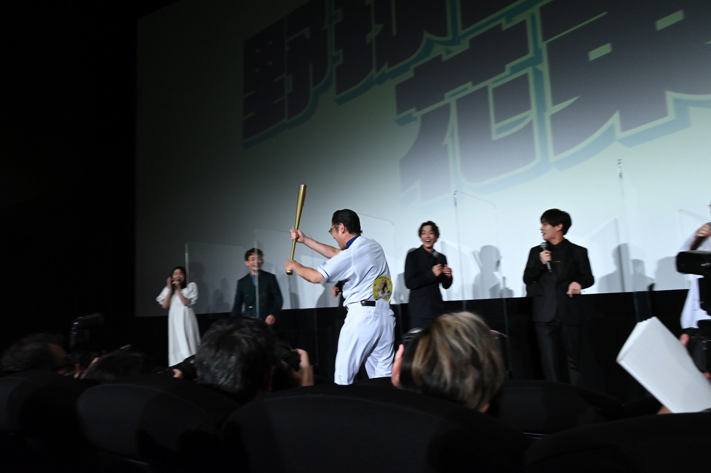 高嶋政宏がバットを振りかざし入場する様子。