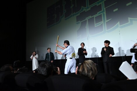 バットを振り上げて登場する高嶋政宏。