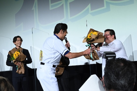 高嶋政宏がキャスト陣に花束を渡す様子。