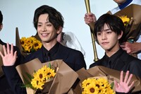 左から黒羽麻璃央、醍醐虎汰朗。