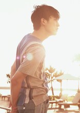 「杉野遥亮 PHOTO BOOK『8』」通常版の表紙ビジュアル。