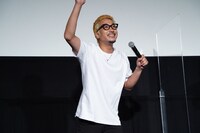 「盛り上がってますか!?」と観客に呼びかけるうえきやサトシ。