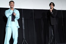 川村壱馬（右）から役を褒められて、満面の笑みを浮かべる三山凌輝（左）。