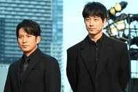 左から岡田准一、坂口健太郎。