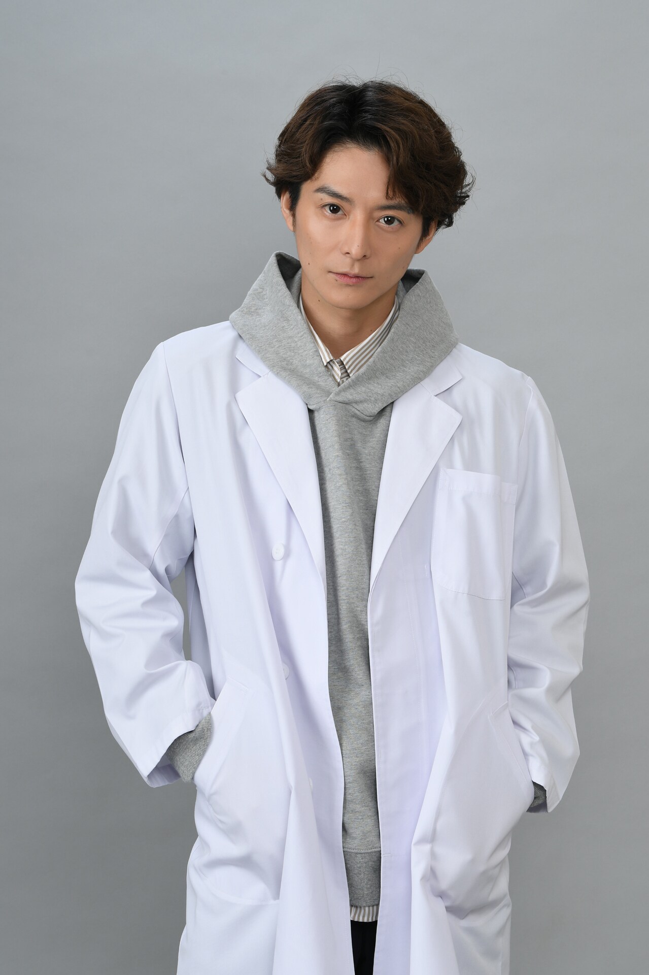 小池徹平が「科捜研の女 2022」レギュラー出演、“パーカーに白衣”の物理研究員に