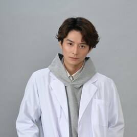 小池徹平が「科捜研の女 2022」レギュラー出演、“パーカーに白衣”の物理研究員に