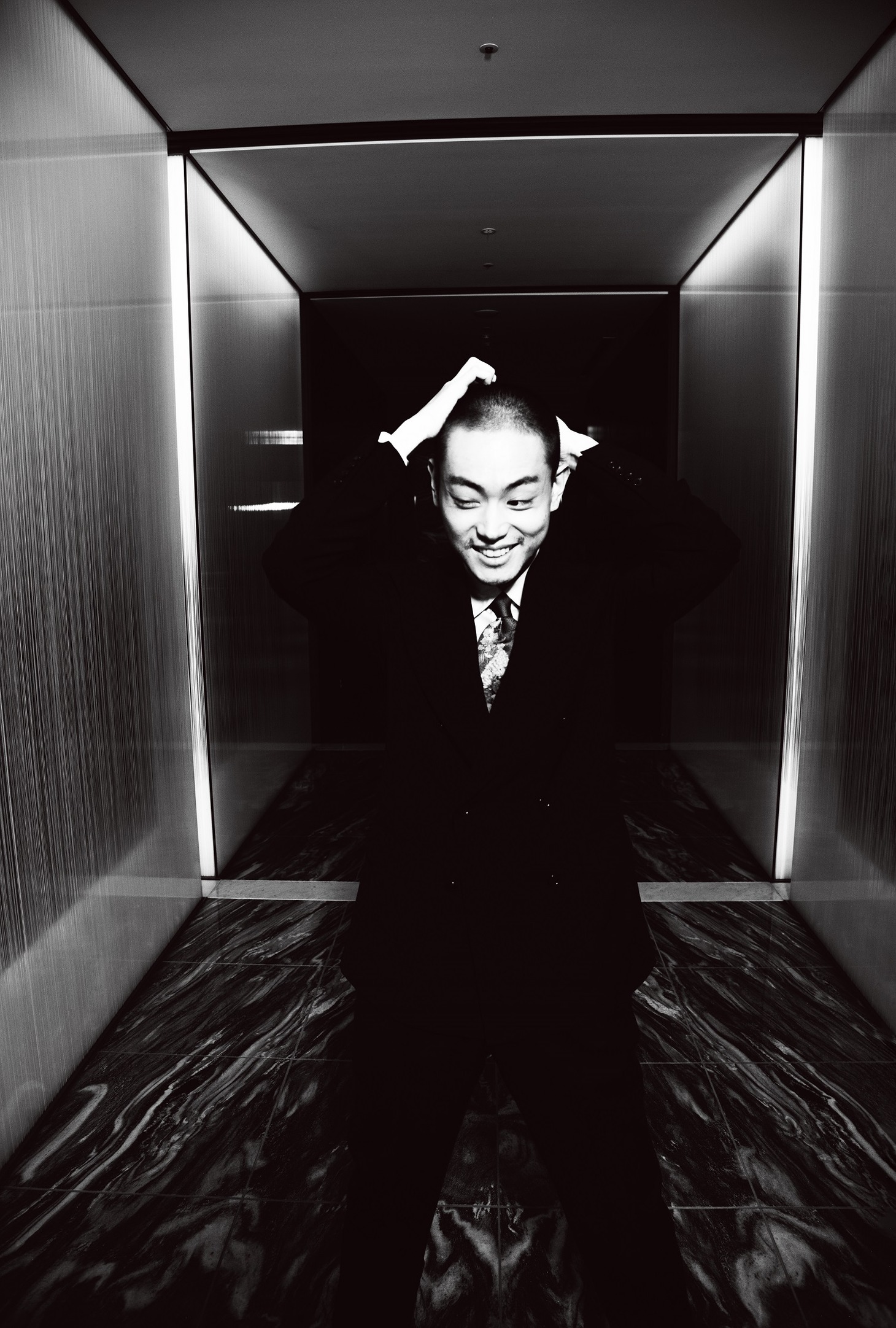 CUTに掲載される菅田将暉の写真。撮影は永瀬正敏。