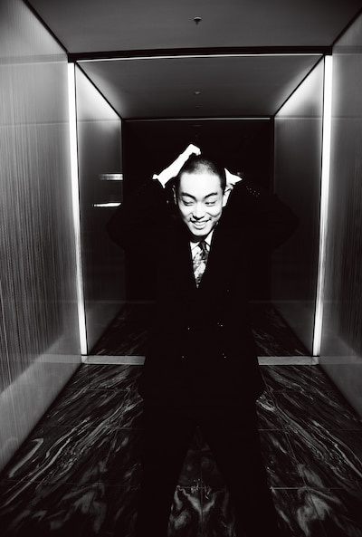 CUTに掲載される菅田将暉の写真。撮影は永瀬正敏。