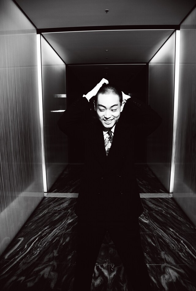 CUTに掲載される菅田将暉の写真。撮影は永瀬正敏。