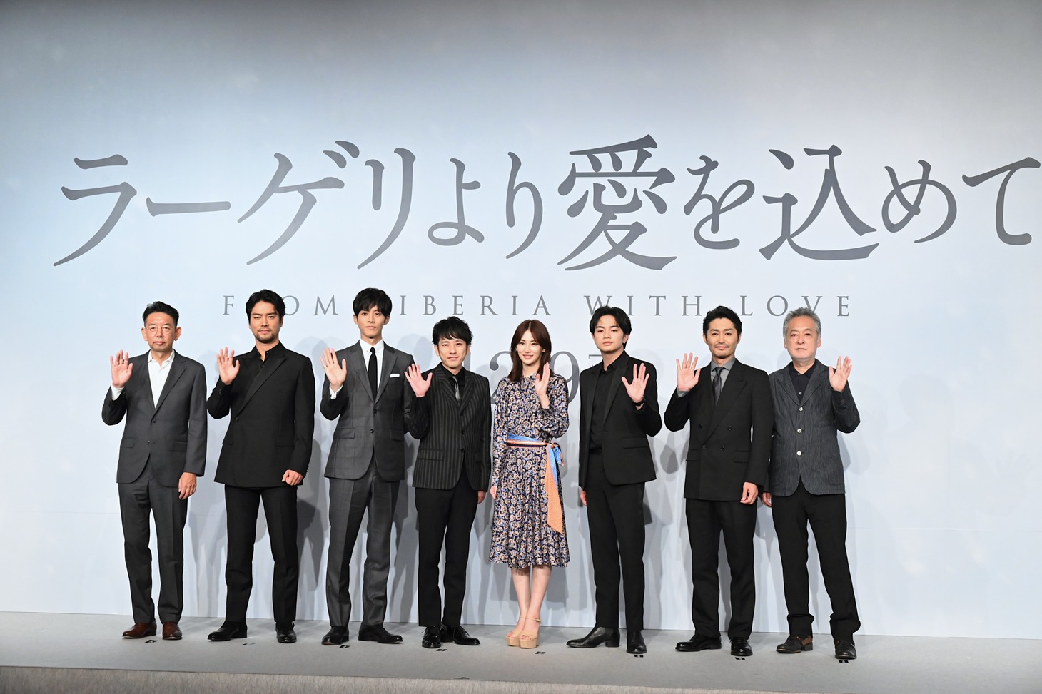 「ラーゲリより愛を込めて」完成報告会見の様子。左から平野隆、桐谷健太、松坂桃李、二宮和也、北川景子、中島健人、安田顕、瀬々敬久。